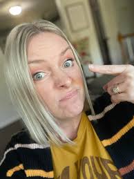 What color are the eyes of people with the last name Gee?