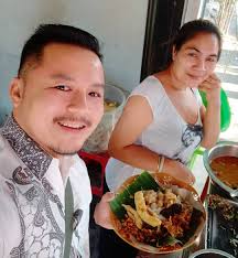 Follow ig @sikokoembul @williammasura Pagi ini mampir deh ke mbok Wayan,  sikokoembul kangen ama si mbok nya hehehe Masih ingat dia ama sikokoembul  🙂 Asik masih lengkap , kikil ama dendeng kering