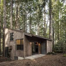 Rumah kayu minimalis yang bertingkat ini tampak kokoh dengan pilar pilar kayu di sisinya. 45 Rumah Kayu Minimalis Model Sederhana Desain Modern