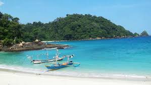 Jika green bay mempunyai keindahan pasir putih dan warna air lautnya yang kehijauan. Pantai Wedi Ireng Htm Rute Foto Ulasan Pengunjung