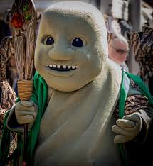 🧶🧶**Crochet/Knitters Call Out!** A very special group of C4C volunteers  is responsible for all the amazing bollard toppers you see around the town  and they need YOUR help for a special Remembrance