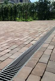 gebakken bestrating met moderne afwateringsgoot tuin betegelen tuin moderne tuin