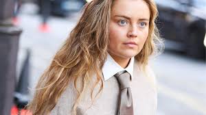 Cette casquette qu'on avait toutes au collège revient au printemps 2025,  elle sera partout