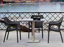 Sûrement il ya un petit espace où deux personnes peuvent être placés pour le déjeuner ou le dîner, grâce au fait que ces tables n'ont pas de jambes ne vous conditionne pas lors de la mise en place des chaises peut les mettre à l'endroit où il est le plus pratique. Mobilier Restaurant Lot Trendy Table Chair