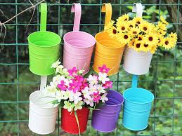 Pin By 45 On Proyectos Que Intentar Spring Garden Spring Garden Decor Hanging Flower Pots