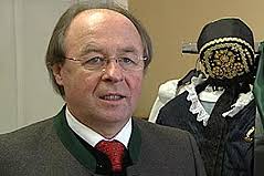 Drautalerin stellt Trachten-Hauben her