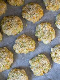 טוב אז הייתה לי חצי שעה בדיוק להכין צהריים לילדים נאלצתי לאלתר🤪😜 קציצות  עוף עם קישוא אפויות בתנור ירקות מוקפצים הקציצות יצאו רכות כמו עננים והילדים  פשוט חיסלו אותם ואחרי חצי שעה