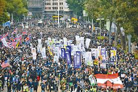 2007年 香港七一遊行 民間人權陣線 （英語： civil human rights front ，簡稱： 民陣 ）曾是 香港 一個關注 政治 及 民主 議題的聯合平台，在該組織巔峰時期，幾乎所有 香港民主派 成員都參與其中，但在《 港區國安法 》實施後，大量成員先後退出團體。 Sx3wrlpjm3gbkm