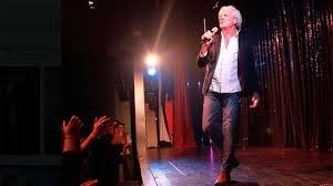 Pasaron 11 meses, hoy sergio denis está a tan solo 30 días de haber perdido la conciencia y no volver a despertar desde que el 11 de marzo de 2019 cayó en una fosa de 3 metros de profundidad. El Video De La Caida De Sergio Denis Y El Accidente Similar Que Sufrio Joaquin Sabina Infobae