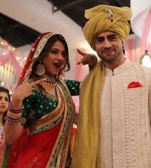 51 Wedding Couple Portraits To Bookmark Right Away Indian Wedding Couple Indian Wedding Poses Romantic Photoshoot