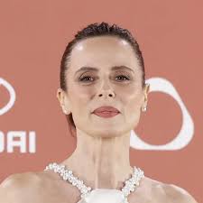 Clara Cervera, maquilladora, advierte: "El clásico ojo envuelto de raya  arriba y abajo potencia la caída de párpado y enfatiza la mirada cansada"