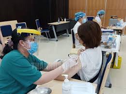Không có bằng chứng cho thấy việc tiêm vaccine sẽ giúp tránh nhiễm bệnh hoàn toàn, nhưng nó làm giảm thiểu nguy cơ bị bệnh nặng và lây bệnh cho người khác. Triá»ƒn Khai Tiem Váº¯c Xin Covid 19 Cho Gáº§n 12 000 NgÆ°á»i Lao Ä'á»™ng Táº¡i Qtsc