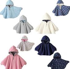 This cozy car seat poncho for toddlers is perfect as a jacket or coat for kids or babies! This Cape Is So Cute I Love The Cloth Too Free Pdf Sewing Pattern I So Want To Make One For A Sweet Lit Poncho Pattern Baby Sewing Patterns Sewing