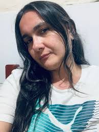 Seja paciente com você. Se permita um descanso, um sorriso, um mimo  qualquer. Esqueça a louça na pia de vez em quando, solte os cabelos, abra a  janela, namore o dia, gaste