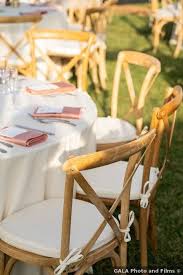 Outdoor Wedding Tables Ideas Chairs Wood White Pink Napkins Setting Fall Romantic G In 2020 Outdoor Wedding Tables Chair Decorations Wedding Chair Decorations