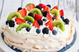 Alcune ricette dei dolci più amati in australia, come la torta pavlova e i lamingtons, quadratini di pan di spagna bagnati nel cioccolato. Australia Al Primo Posto Come Destinazione Preferita Per Il Natale Anche Come Meta Culinaria Lo Dice Una Ricerca Federalberghi Da Provare La Pavlova Tipico Dolce Delle Feste Australiano Foodaffairs It Quando Il