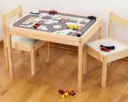 Dieser Kleine Strassentisch Ist Perfekt Fur Das Kinderzimmer Kinder Spielen Gerne Im Stehen Ausserdem Ist Er Eine Echte Alternative Kindertisch Ikea Ikea Kids