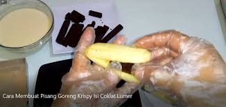 1 bgks kulit lumpia siap pakai, 1 batang coklat blok, sisir halus, 1 sisir pisang kepok, potong sesuai selera, secukupnya air untuk merekatkan. Cara Membuat Pisang Goreng Krispy Isi Coklat Lumer Resep Dan Review Asahid Tehyung