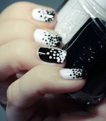 Punktmuster In Schwarz Weiss Nagellack Ideen Manikure Ideen Nagelkunst Design
