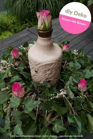 Mit Anzeige Und Sommerdeko Als Diy Idee So Wird Euer Alter Kranz Mit Rosen Und Efeu Wieder Sehenswe Flower Vase Design Vase Crafts Vase Candle Centerpiece