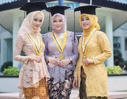 Hanya saja kadang kita bingung yang mana yang terbaik untuknya. 10 Hadiah Wisuda Untuk Pacar Perempuan Yang Lucu Dan Berkesan Contohtext