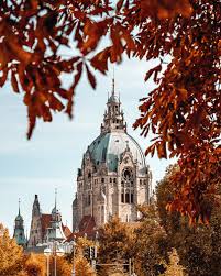 Herbstlicher Blick Aufs Neue Rathaus Gesehen Vom Hohen Ufer In Der Altstadt Hannover Neuesrathaus Niedersachsen Barcelona Cathedral Cathedral Hannover