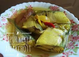 Setelah ikan masak dan bendi empuk, masukkan baki separuh lagi daun kesum serta tomato yang dibelah 4 bahagian. By Dapur Kekla Singgang Ikan Kembung Style Terengganu