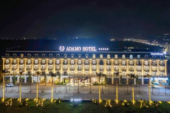 Adamo Hotel, nay được vận hành với tên Yarra Ocean Suites Danang, sở hữu vị trí nổi bật trên tuyến đường ven biển Võ Nguyên Giáp.