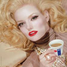 Hirschmann als Fotograf, Burka auf dem Laufsteg und ein halbvolles Glas