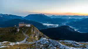 Der watzmann mit seinem doppelgipfel ist wohl einer der bekanntesten berge in mitten im aufstieg liegt das watzmannhaus als perfekte basis für die watzmann überschr. Watzmannhaus Watzmannuberschreitung