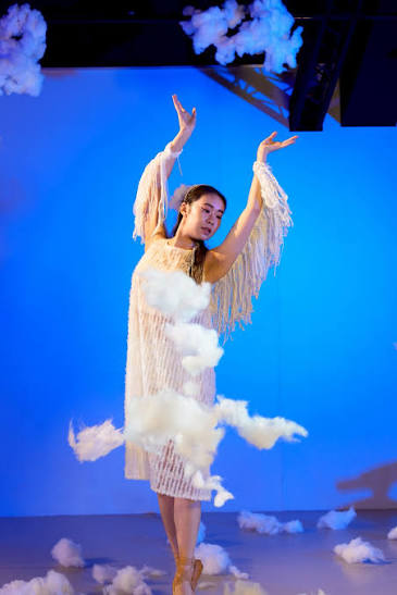 編織》 Weaving It Together 2025 10月17-19日於太古踏舞蹈劇場全新吳采璘X太古踏舞團舞蹈X編織X現場音樂全新創作劇照新出爐～  ☀️🌼🌺🪡 關於《編織》舞者篇～ 關於
