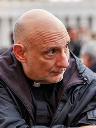 El Papa Francisco bendijo “Refugio”, una escultura que impulsa la “Campaña  13 Casas” de la Familia Vicenciana