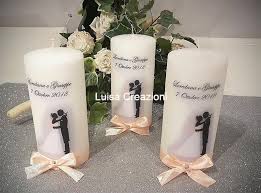 Piccole riproduzioni di etichette per bagagli, valigette handmade realizzate molto più di un semplice dettaglio, i segnaposto sono un ritratto veritiero dello stile del matrimonio! Luisa Creazioni Candele Personalizzate
