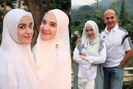 Mark sungkar dan santi saloka usia mereka yang terpaut 45 tahun tentu bukanlah perkara sepele. Rahasia Keluarga Terbongkar Shireen Sungkar Awalnya Tak Setuju Ayahnya Nikahi Asisten Pribadinya Yang 45 Tahun Lebih Muda Terungkap Kelakuan Santi Asoka Mala Sebelum Dipinang Yang Buat Mark Sungkar Kepincut Semua Halaman
