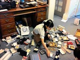 Melihat rumah yang berantakan bisa membuat stress atau malas bekerja. Berkat Teknik Merapikan Rumah Berantakan Konmari Cewek Jepang Ini Berlipat Lipat Lebih Berbahagia