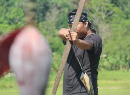 Las personas van dándole vuelta a la cuerda y los que ingresan van brincando. La Cecc Acompana Primer Festival De Juegos Indigenas Tradicionales En Talamanca Costa Rica Coordinacion Educativa Y Cultural Centroamericana Cecc Sica