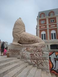 Estatua de astor piazzola, mar del plata: Gimnasia Ofrecio Disculpas Por El Ataque De Hinchas Al Lobo Marino En Mar Del Plata