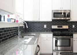 White Cabinet New Caledonia Granite Black Slate Backsplash Tile Interiordesigning Black Backsplash Black Subway Tiles Kitchen Tiles Backsplash