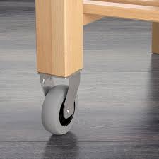 Quando sono dotati di ruote, si il carrello portavivande salvaspazio di maiuguali ha la struttura in metallo lucido e i piani in mdf bianco il tavolo basso di ikea ps 2012 è interamente realizzato in acciaio rivestito a polvere in una tonalità bianco. Bekvam Carrello Faggio Ikea It