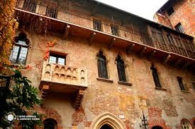 En la bella ciudad de verona, romeo montesco (douglas booth) y julieta capuleto (hailee steinfeld) acuden a una fiesta junto a sus familias, las cuales llevan años enfrentadas. Casa De Julieta Y Balcon Estatua Romeo Y Julieta Verona Italia
