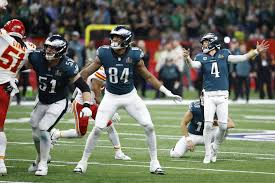 Eagles arrasan a los Chiefs al descanso del Super Bowl