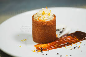 Un Dessert A L 39 Assiette Francois Gagnaire Tres Gourmand Banane Caramel Et Biscuit Croustill Mousse Banane Desserts A L Assiette Dessert Gastronomique