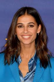 Er fährt in seine alte heimat, um die beerdigung zu regeln. Naomi Scott Starportrat News Bilder Gala De