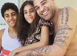 Adriano imperador quebra o silêncio, reencontra petković e diz que voltaria a jogar futebol. Adriano Imperador Posa Com Filha E Fas Comentam Semelhanca Nao Precisa De Dna Quem Quem News