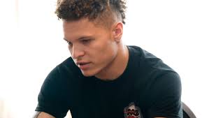 Graduating Alliance seniors sign