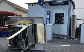 Avancement automatique après retrait de l'étiquette. Au Sud De Nantes Les Voleurs Font Sauter Un Distributeur De Billets De La Banque Postale Nantes Maville Com
