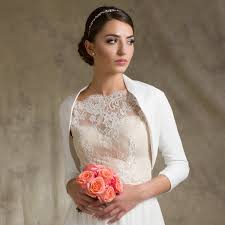 Le boléro est une veste courte et cintrée originaire d'andalousie et que l'on portait à l'origine pour pratiquer la danse du même nom. Bolero Mariage Mousseline A Manches 3 4 Xenia