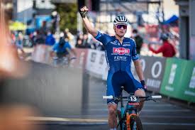 Van der poel toonde zijn talent vrijwel direct door in 2016 bij zijn eerste mountainbikerace, een kleine koers op cyprus, een ritzege te boeken. Wel Of Geen Goud In Tokio Van Der Poel Kiest Ook Na Spelen Niet Alleen Voor De Weg Wielrennen Ad Nl