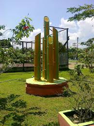 Taman bambu runcing dibangun pada 17 agustus 1948 dan biasanya akan ramai pada sore hari meski buka hingga 24 jam. Tugu Bambu Runcing Sanggau Mapio Net