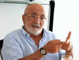 Juan Gossaín apagó la radio y abrió la ventana hacia el mar